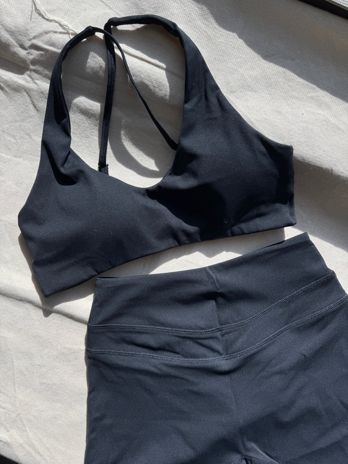 SPORTS BRA CROSSED STRAPS TWISTED BAND SET πΈ