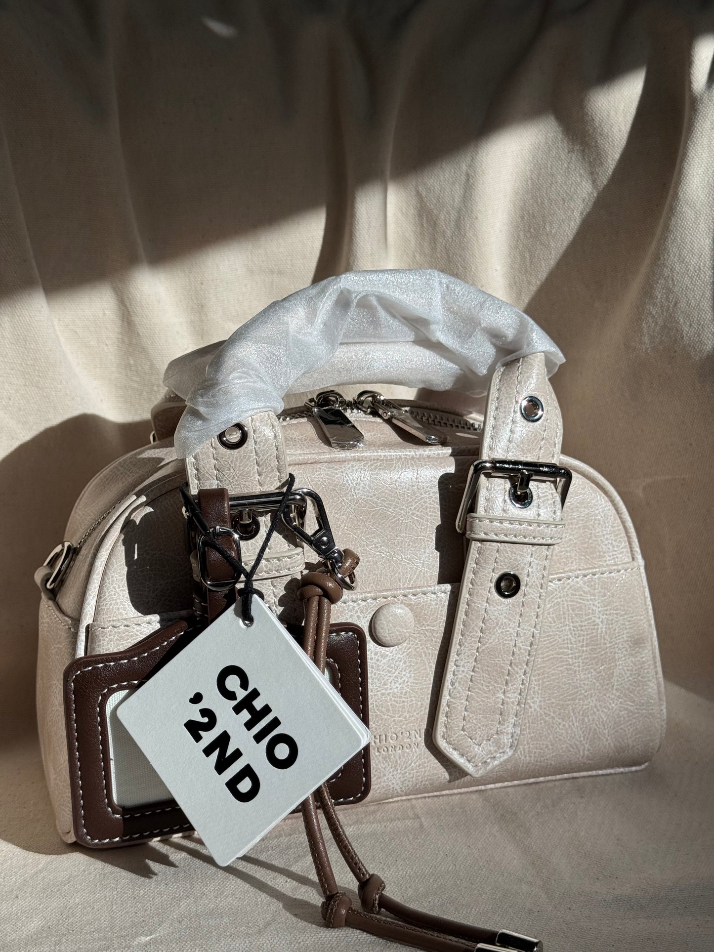 CHIO’2ND ASHY CREAM LEATHER HAND BAG ✨