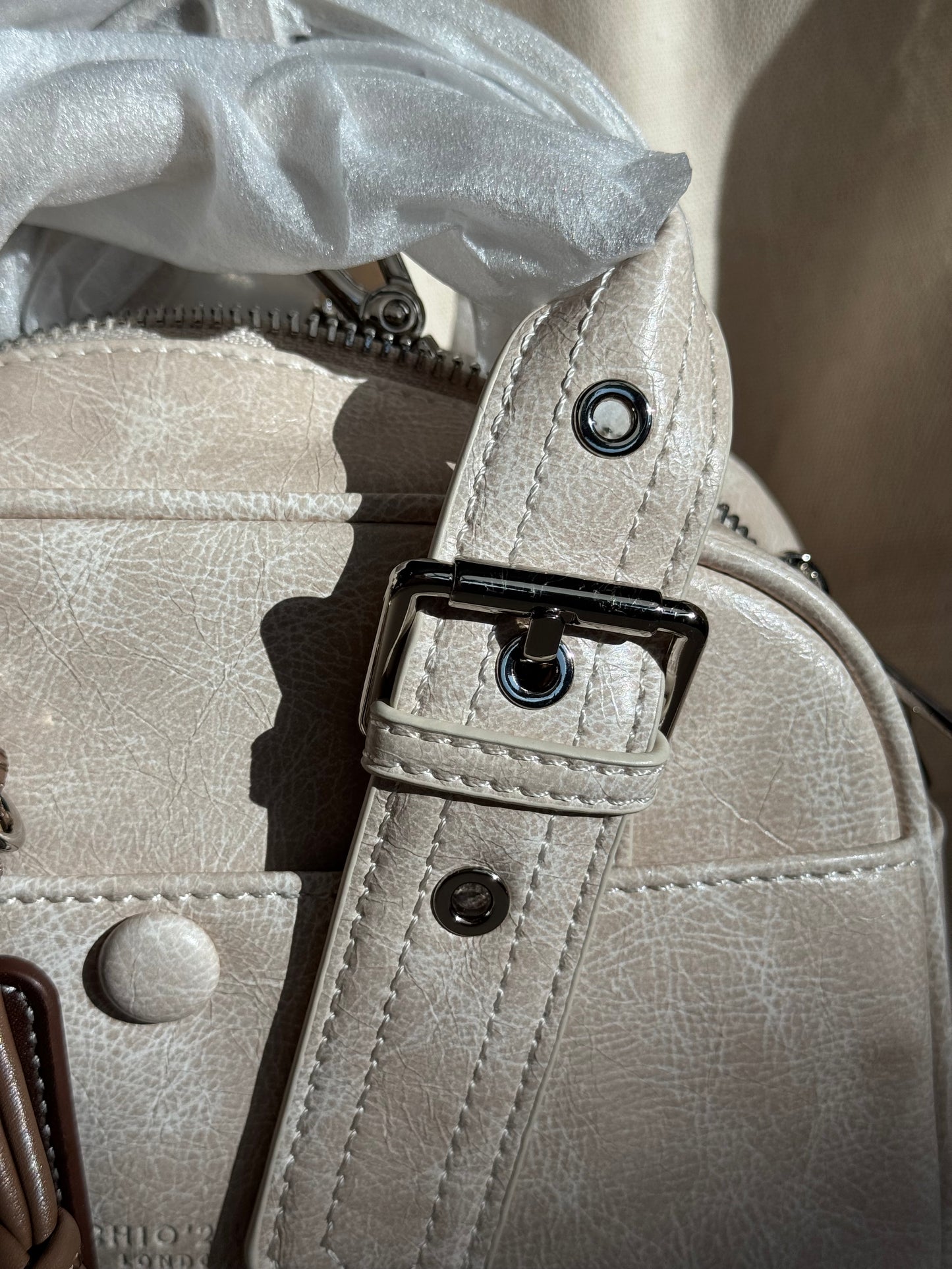 CHIO’2ND ASHY CREAM LEATHER HAND BAG ✨